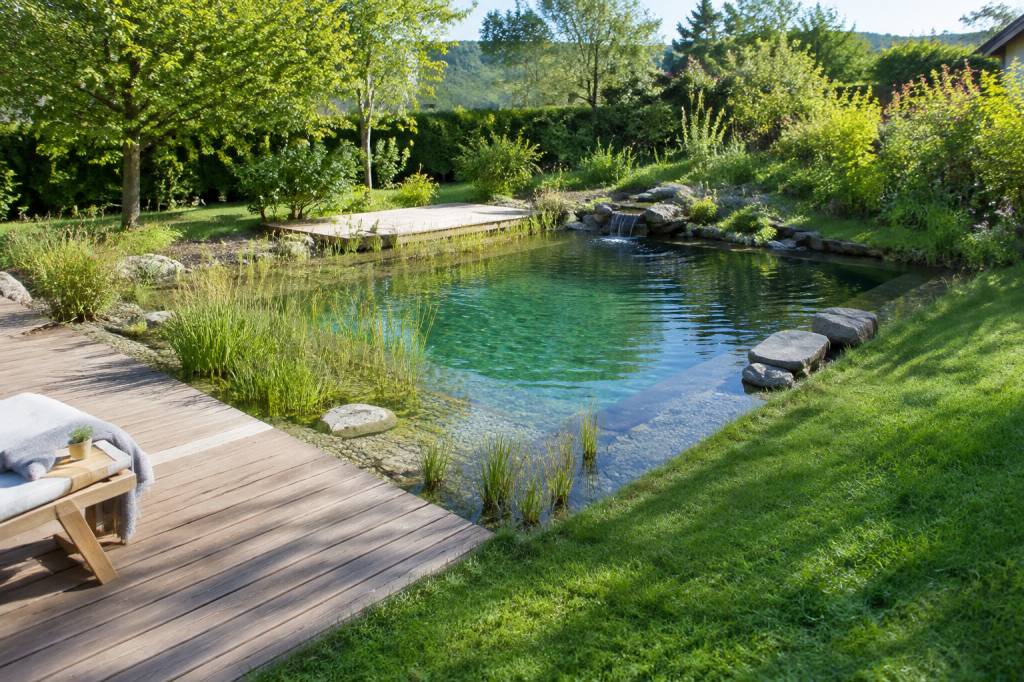 Comment faire une piscine naturelle dans son jardin ?